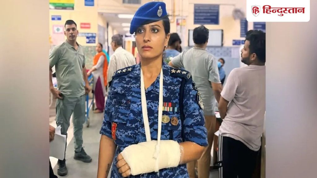કોણ છે RAF ઓફિસર સોનિયા સેહરાવત? CJPના વિરોધ દરમિયાન છોકરીને બચાવતી વખતે હાથ તૂટી ગયો; હવે… कौन हैं RAF अफसर सोनिया सहरावत? CJP के प्रदर्शन में लड़की को बचाते टूटा हाथ; अब...