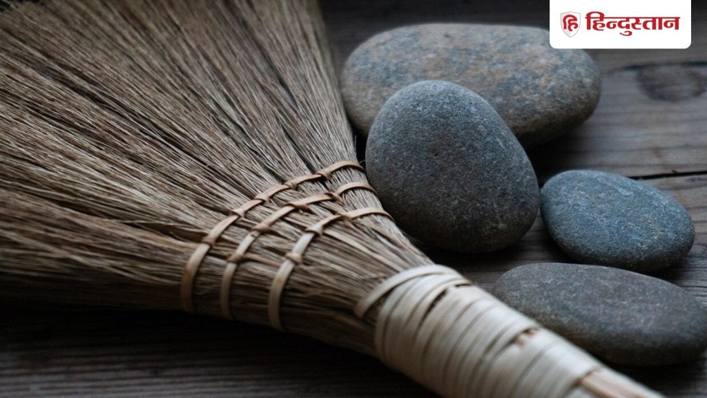 Vastu Shastra: बेड के नीचे झाड़ू रखने से होंगे 3 नुकसान, जानें सही जगह और दिशा