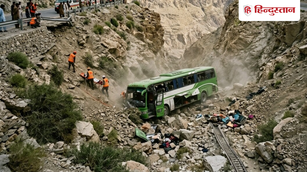 दूसरी खराब बस के यात्रियों को ढो रही बस खाई में गिरी, पाकिस्तान में एक साथ 40...