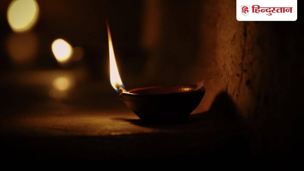 Vastu Tips: घर की चौखट पर एक दीये से दूसरा दीया जलाना है अशुभ, होंगे ये 3 नुकसान