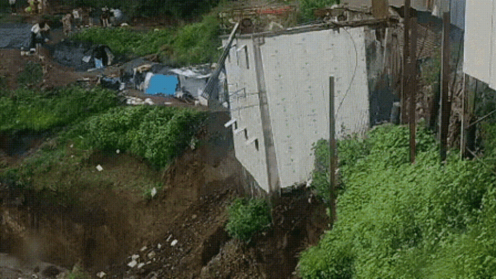 भारी बारिश के बीच उत्तराखंड में दिल दहला देने वाला मंजर, पहाड़ी खिसकने से...