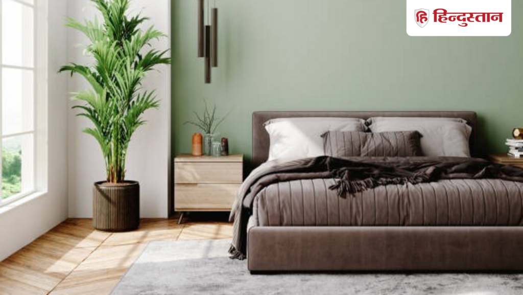 Vastu Tips: कमरे में कदम रखते ही सामने पड़ा है बेड, होते हैं ये 4 नुकसान, जानें उपाय भी
