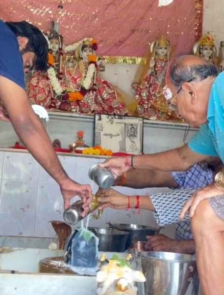શવનના છેલ્લા સોમવારે શ્રી સર્વેશ્વર મહાદેવનો રૂદ્રાભિષેકઃ મહારાણી પાર્ક મંદિરમાં ગુંજ… सावन के अंतिम सोमवार पर श्री सर्वेश्वर महादेव का रुद्राभिषेक : महारानी पार्क मंदिर में गूंजे...