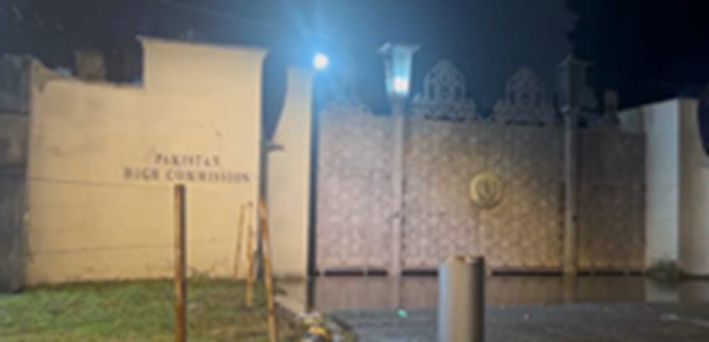 इस्लामाबाद की कार्रवाई के बाद भारत का जवाबी कदम, पाकिस्तान हाई कमीशन के बाहर से हटाए...