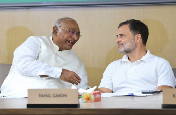 સરકારની ખોટી નીતિઓએ આપણા યુવાનોને ભારે નિરાશાના કળણમાં ધકેલી દીધા છેઃ મલ્લિકાર્જુન ખડગે सरकार की गलत नीतियों ने हमारे युवाओं को भारी हताशा के दलदल में धकेल दिया : मल्लिकार्जुन खड़गे
