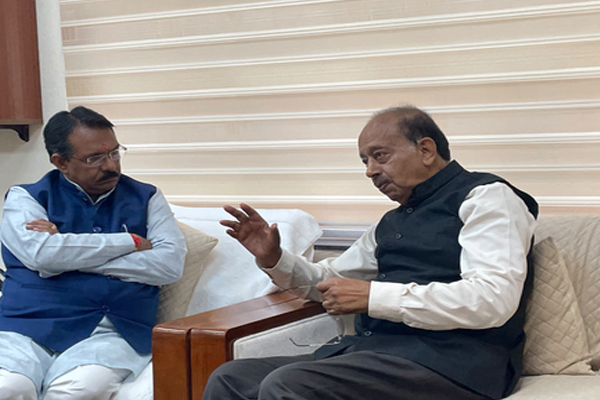 BJP નેતા વિજય ગોયલે પોતાની જ સરકાર પર નિશાન સાધ્યું, કહ્યું અધિકારીઓ કામ નથી કરતા, લોકો પરેશાન છે अपनी ही सरकार पर भाजपा नेता विजय गोयल का निशाना, बोले- अफसर काम नहीं कर रहे, जनता परेशान