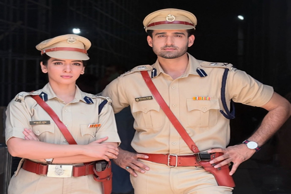 ‘જગદ્ધાત્રી’એ બદલ્યાં સોનાક્ષી બત્રાની વિચારસરણી, કહ્યું- ‘હું ભારતીય સેનાને પહેલા કરતાં વધુ પ્રેમમાં છું… 'जगद्धात्री' ने बदली सोनाक्षी बत्रा की सोच, बताया- 'मैं भारतीय सेना का पहले से कहीं ज्यादा...