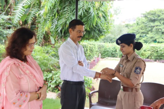 ગુજરાત: ‘શી ટીમ્સ’ DGP, વરિષ્ઠ નાગરિકો અને ભૂતપૂર્વ પોલીસકર્મીઓ સાથે રક્ષાબંધનની ઉજવણી કરે છે गुजरात: 'शी टीम्स' ने डीजीपी, वरिष्ठ नागरिकों और पूर्व पुलिसकर्मियों के साथ रक्षाबंधन मनाया