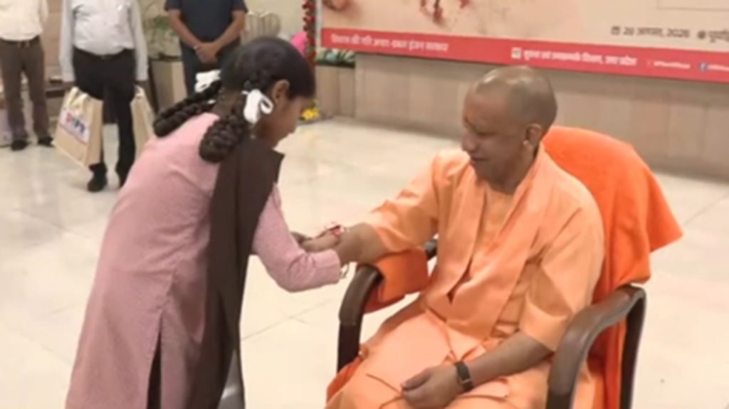 लखनऊ : सीएम योगी ने बच्चियों से बंधवाई राखी, सेल्फी ली और ऑटोग्राफ भी दिया