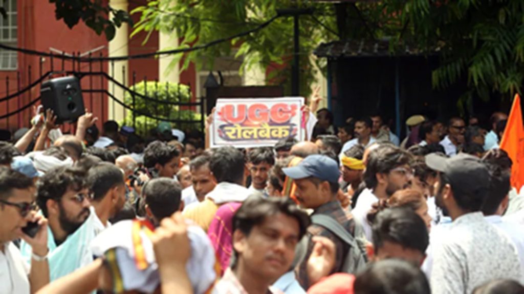 जंतर-मंतर पर जाति आधारित आरक्षण के खिलाफ आधी रात बवाल : पुलिस ने मंच हटाया, राजघाट पहुंचे कई...