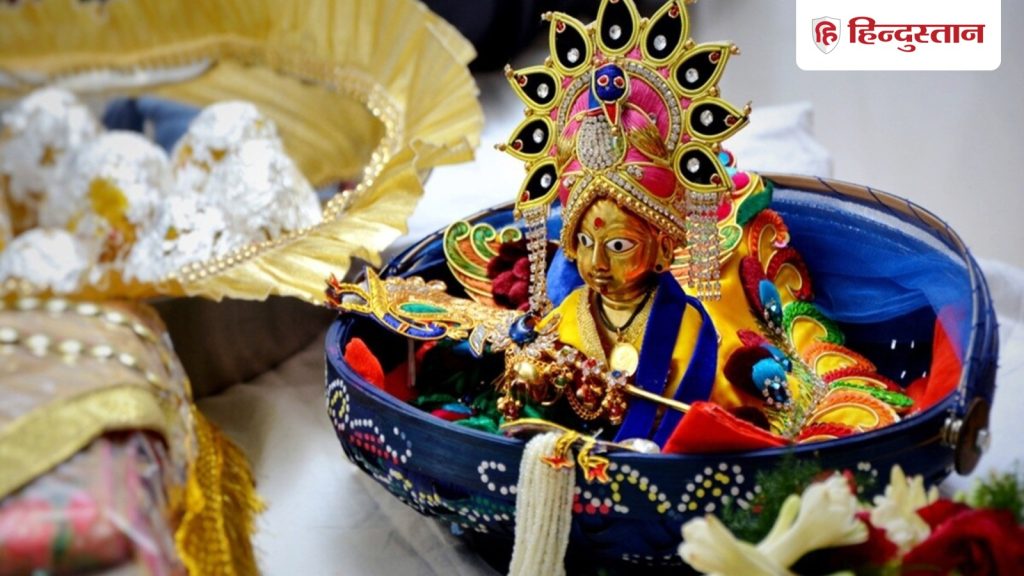 घर में विराजमान हैं लड्डू गोपाल? इन 7 प्रिय चीजों का लगाएं भोग, बरसेगी...