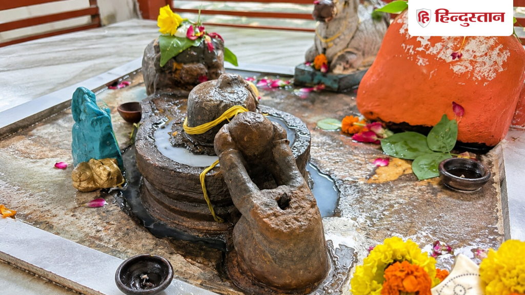 રાજસ્થાનના આ શિવ મંદિરમાં રાવણ શિવલિંગ પર માથું અર્પણ કરતો અનોખો તસ્વીર છે. राजस्थान के इस शिव मंदिर में शिवलिंग पर अपना शीश चढ़ाते रावण की अनोखी...