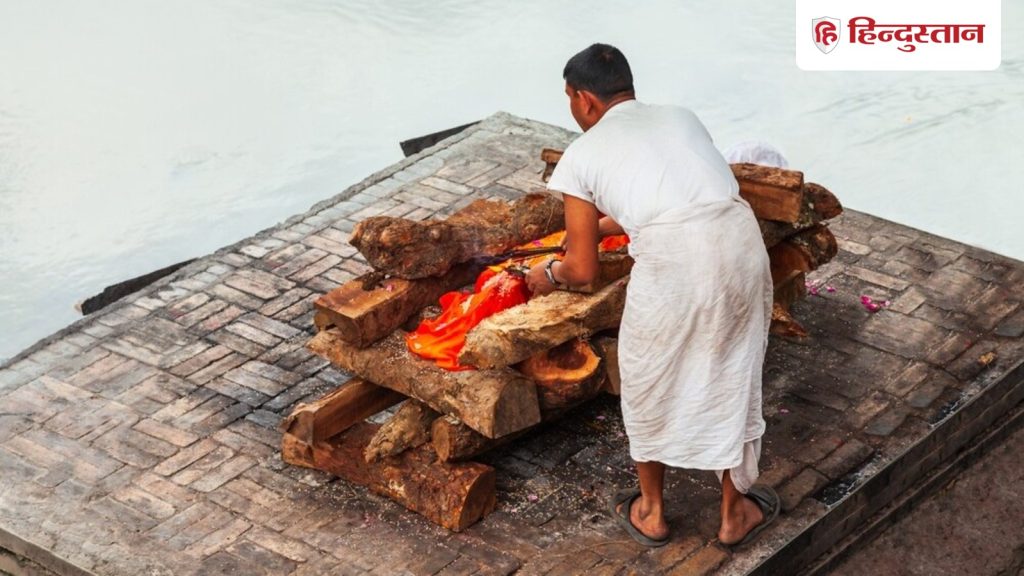 અંતિમ સંસ્કાર શા માટે કરવામાં આવે છે? ગરુડ પુરાણમાંથી જાણો તેનું રહસ્ય अंतिम संस्कार में मुखाग्नि क्यों दी जाती है? गरुड़ पुराण से जानें इसका रहस्य