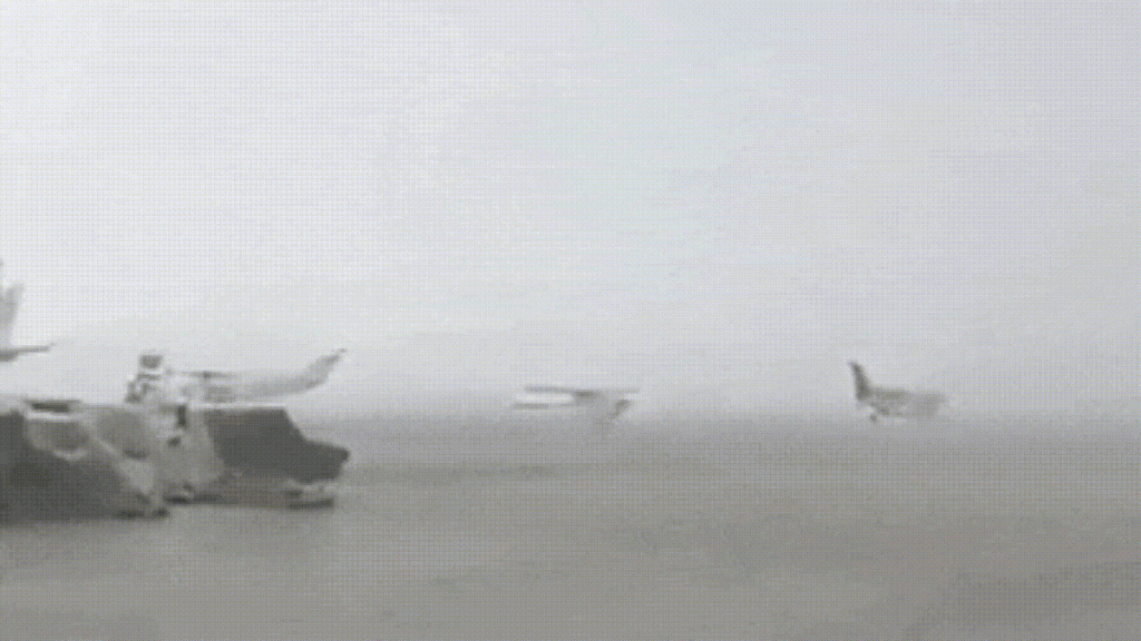 120 KM/H की हवा ने विमानों को बना दिया 'खिलौना', इटली एयरपोर्ट का खौफनाक VIDEO देख हिल...