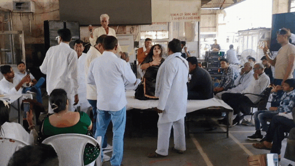 VIDEO: ड्राइवर के विदाई समारोह में बुलाईं महिला डांसर, कर्मचारियों ने जमकर...