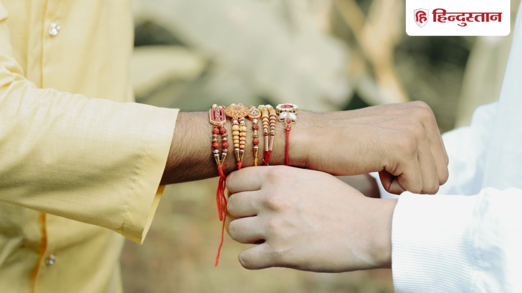 Raksha Bandhan 2026: राखी बांधते वक्त कितनी बार गांठ लगानी चाहिए?