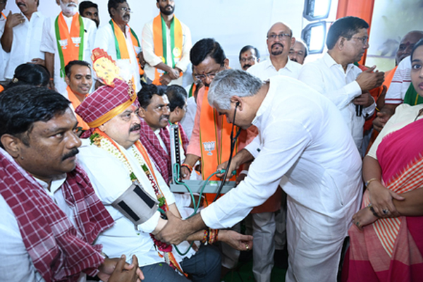 તેલંગાણા બીજેપી અધ્યક્ષ રામચંદર રાવની તબિયત લથડી, તેમના ઉપવાસ કર્યા છેડા तेलंगाना भाजपा अध्यक्ष रामचंदर राव की बिगड़ी तबीयत, खत्म किया अनशन