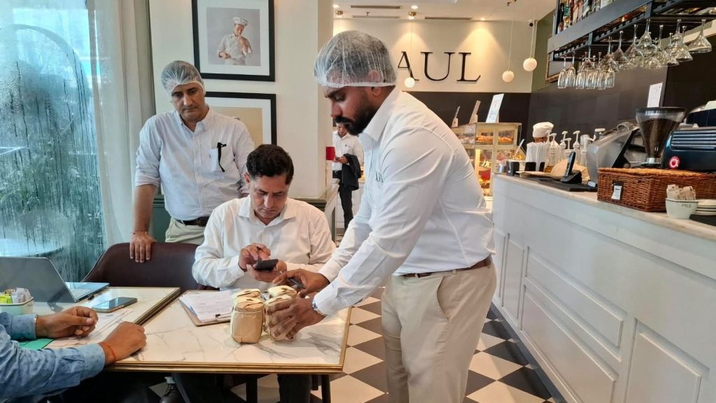 गुरुग्राम के PAUL रेस्टोरेंट के सैंडविच में मिला जिंदा कीड़ा, VIDEO वायरल होने...