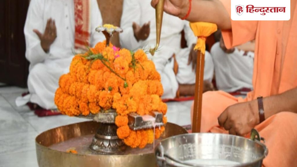 ‘ઘરે રુદ્રાભિષેક કેવી રીતે કરવો’, જાણો સાવનનાં પહેલા સોમવારે રુદ્રાભિષેકની વિધિ… ‘घर पर रुद्राभिषेक कैसे करें’, जानें सावन के पहले सोमवार पर रुद्राभिषेक का...