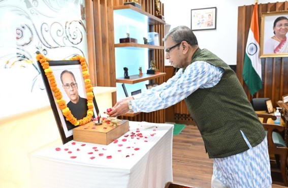 હરિયાણાના રાજ્યપાલ પ્રો. અસીમ કુમાર ઘોષે પૂર્વ રાષ્ટ્રપતિ પ્રણવ મુખર્જીને શ્રદ્ધાંજલિ આપી हरियाणा के राज्यपाल प्रो. असीम कुमार घोष ने पूर्व राष्ट्रपति प्रणब मुखर्जी को दी श्रद्धांजलि