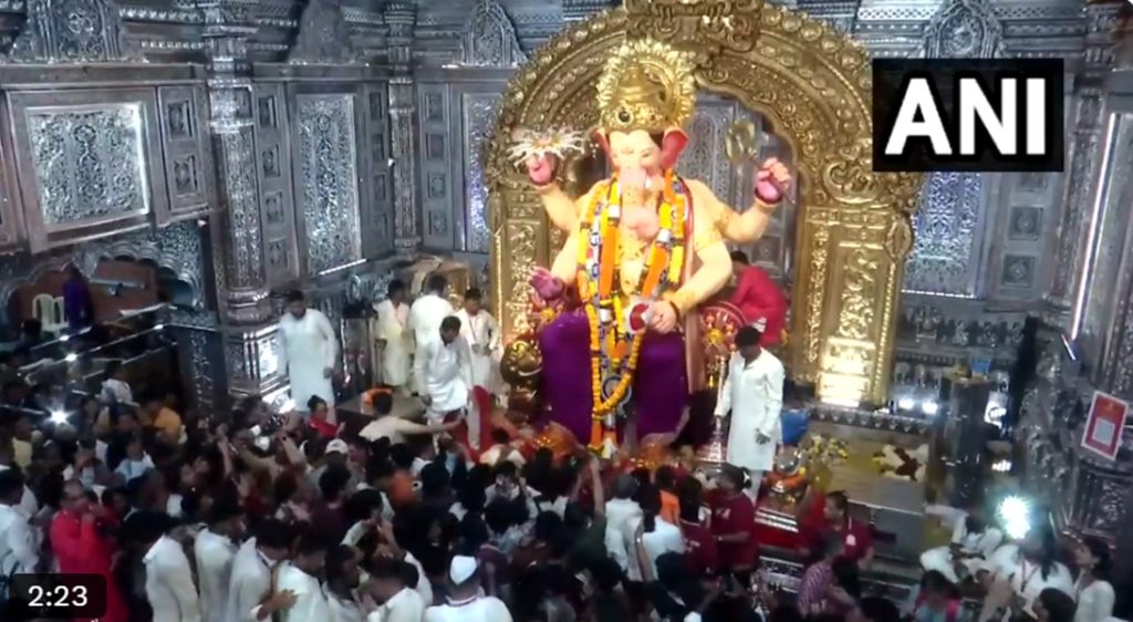 ગણેશોત્સવ ઉત્સવ: મુંબઈમાં લાલબાગચા રાજાના દરબારમાં આસ્થાનું પૂર ઉમટ્યું गणेशोत्सव की धूम : मुंबई में लालबागचा राजा के दरबार में उमड़ा आस्था का सैलाब