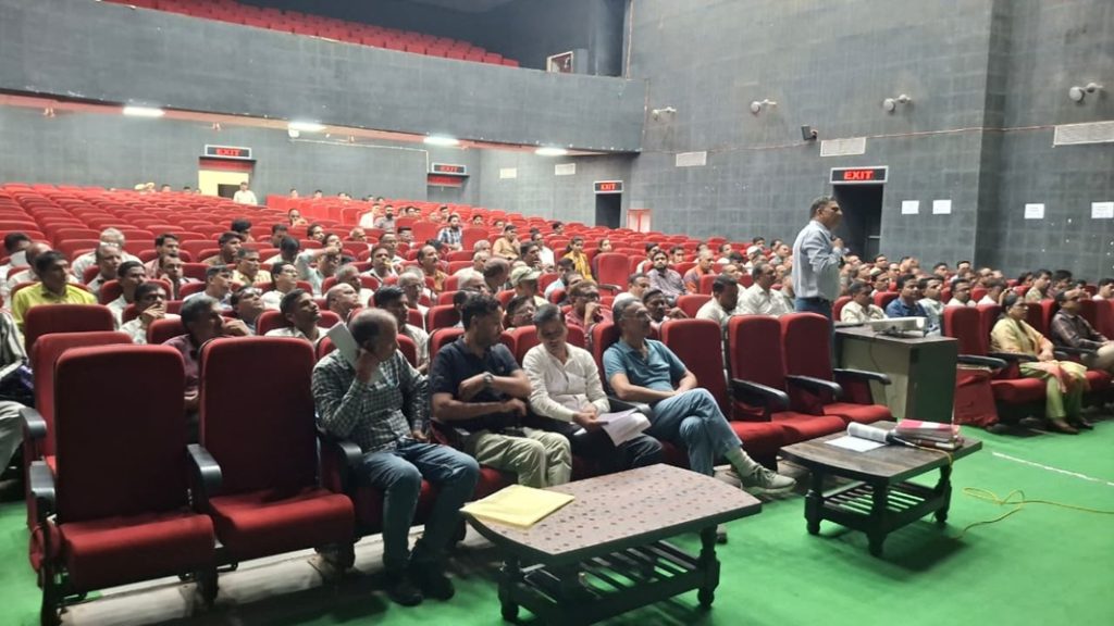 મ્યુનિસિપલ કોર્પોરેશન ઓડિટોરીયમમાં ગણતરી નિરીક્ષકો અને મદદનીશોની તાલીમનું આયોજન नगर निगम सभागार में मतगणना पर्यवेक्षकों एवं सहायकों का प्रशिक्षण आयोजित