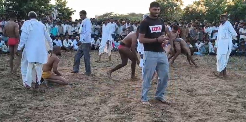 ફકીરા બાબાના ડાન્સ પર ભીડ ઉમટી, ડાન્સમાં હરેન્દ્ર પહેલવાન જીત્યો. फकीरा बाबा के ताल पर उमड़ा जनसैलाब, दंगल में हरेंद्र पहलवान ने मारी बाजी