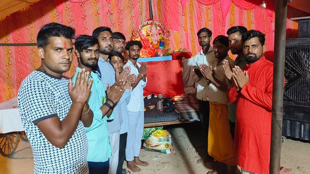 ગણેશ ઉત્સવ ધામધૂમથી ઉજવાયો, GRP મંદિરમાં વિધિ મુજબ ગણેશ સ્થાપન કરવામાં આવ્યું बयाना में गणेश उत्सव की धूम, जीआरपी मंदिर में विधि-विधान से हुई गणेश स्थापना