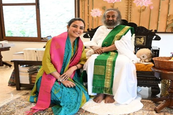 શ્રી શ્રી રવિશંકરને મળી જસ્મીન ભસીન, કહ્યું- દિલમાં તોફાન હતું, ગુરુદેવે બતાવ્યો રસ્તો श्रीश्री रविशंकर से मिलीं जैस्मिन भसीन, कहा-दिल में था तूफान, गुरुदेव ने दिखाया रास्ता