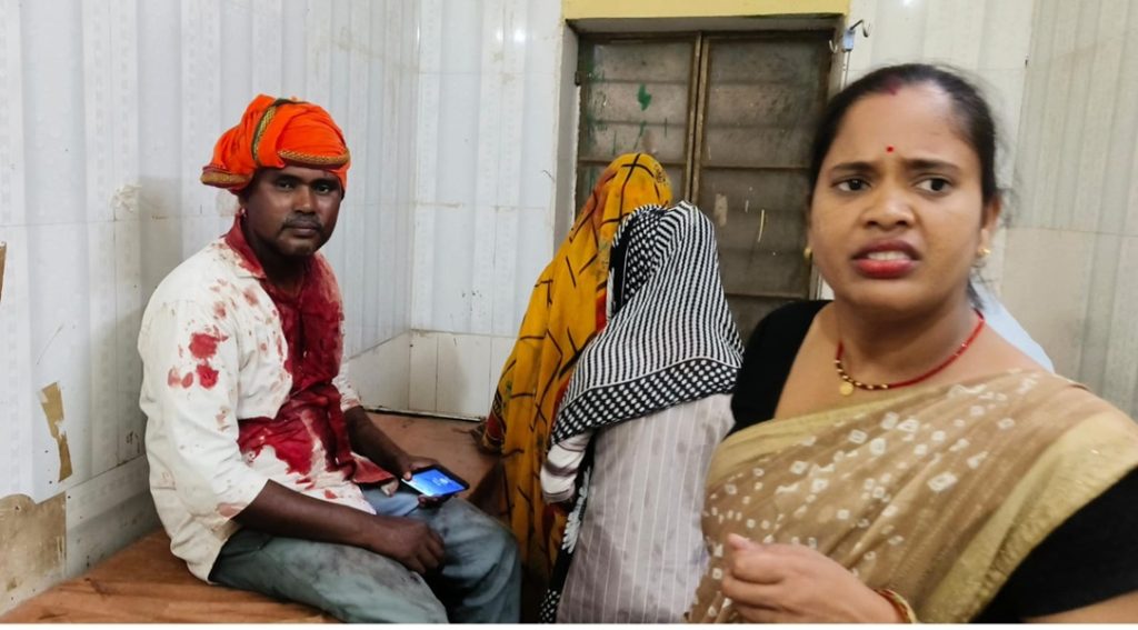 જમીન વિવાદમાં બે પક્ષો વચ્ચે લોહિયાળ અથડામણ, અડધો ડઝન ઘાયલ, જિલ્લા હોસ્પિટલમાં દાખલ जमीनी विवाद में दो पक्षों के बीच खूनी संघर्ष, आधा दर्जन घायल, जिला अस्पताल रेफर