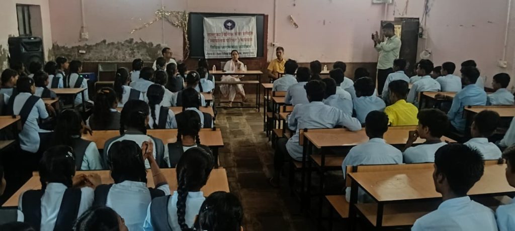 ट्रांसफोरमेटिव ट्यूजडे कार्यक्रम के तहत बच्चों को अजनबियों से सावधान रहने की दी जानकारी