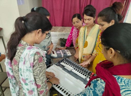 મ્યુનિસિપલ ચૂંટણીઓ માટે EVM મશીનોનું બીજું રેન્ડમાઇઝેશન પૂર્ણ થયું नगर निकाय चुनाव हेतु ई.वी.एम मशीनों का द्वितीय रेंडमाइजेशन समपन्न