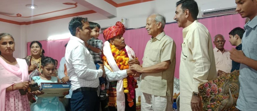 ધારાસભ્ય ડો. સુભાષ ગર્ગે ગ્રામ્ય અને શહેરી વિસ્તારોની મુલાકાત લીધી, સામાન્ય લોકોની સમસ્યાઓ સાંભળી विधायक डॉ. सुभाष गर्ग ने ग्रामीण व शहरी क्षेत्रों का किया दौरा, सुनीं आमजन की समस्याएं