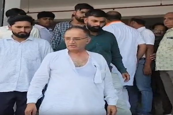 બિકાનેર કોંગ્રેસના જિલ્લા અધ્યક્ષને મારવા બદલ પિતા-પુત્રને પાર્ટીમાંથી છ વર્ષ માટે સસ્પેન્ડ કરવામાં આવ્યા છે बीकानेर कांग्रेस जिला अध्यक्ष की पिटाई पर पिता-पुत्र छह साल के लिए पार्टी से निलंबित