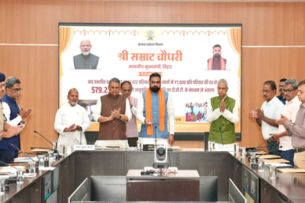 બિહારમાં પૂરથી પ્રભાવિત 8.27 લાખ પરિવારોના ખાતામાં 579 કરોડ રૂપિયાની રાહત રકમ મોકલવામાં આવી છે. बिहार में बाढ़ प्रभावित 8.27 लाख परिवारों के खातों में 579 करोड़ रुपए की राहत राशि भेजी गई