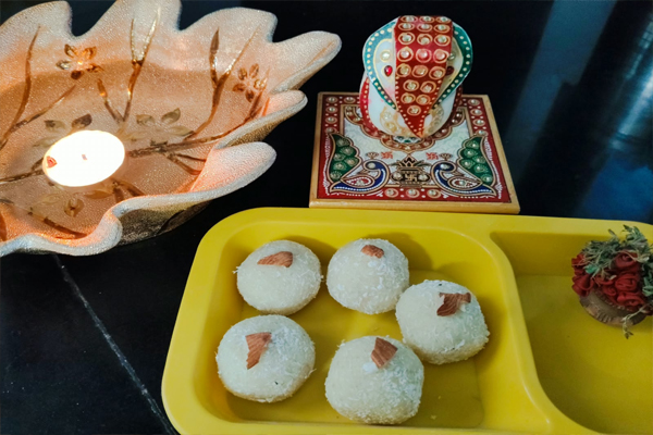 “નારિયેળના લાડુ” "कोकोनट लड्डू "