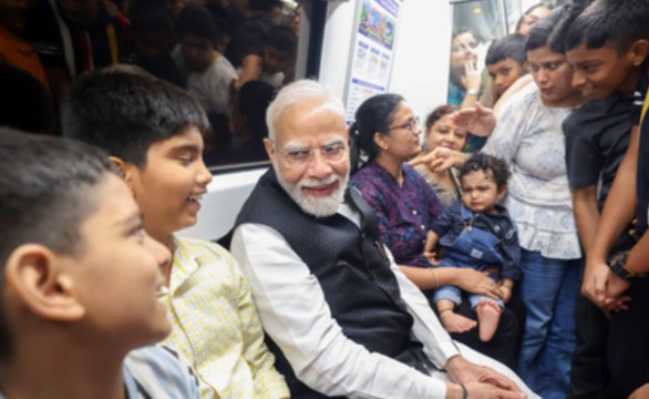 SRCC શતાબ્દી ઉજવણી: PM મોદી મેટ્રો દ્વારા મુસાફરી કરે છે અને સ્મૃતિ ચિહ્ન વિમોચન કરે છે एसआरसीसी शताब्दी समारोह: प्रधानमंत्री मोदी ने मेट्रो से यात्रा की और स्मृति चिन्ह जारी किया