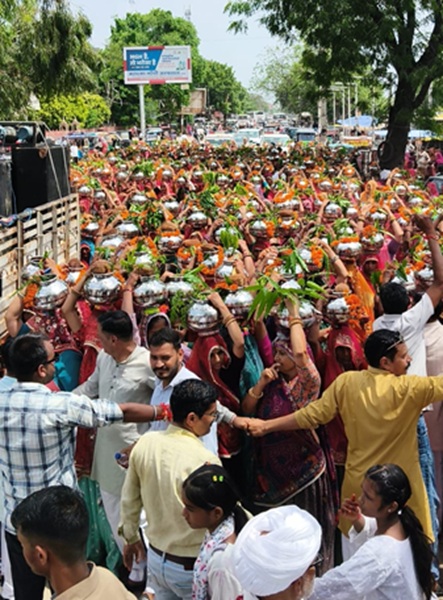 વીર તેજાજી મહારાજની વિશાળ કલશ યાત્રા 751 કલશ સાથે શરૂ થઈ, ઘણી જગ્યાએ ભવ્ય સ્વાગત 751 कलशों के साथ निकली वीर तेजाजी महाराज की विशाल कलश यात्रा, जगह-जगह हुआ भव्य स्वागत