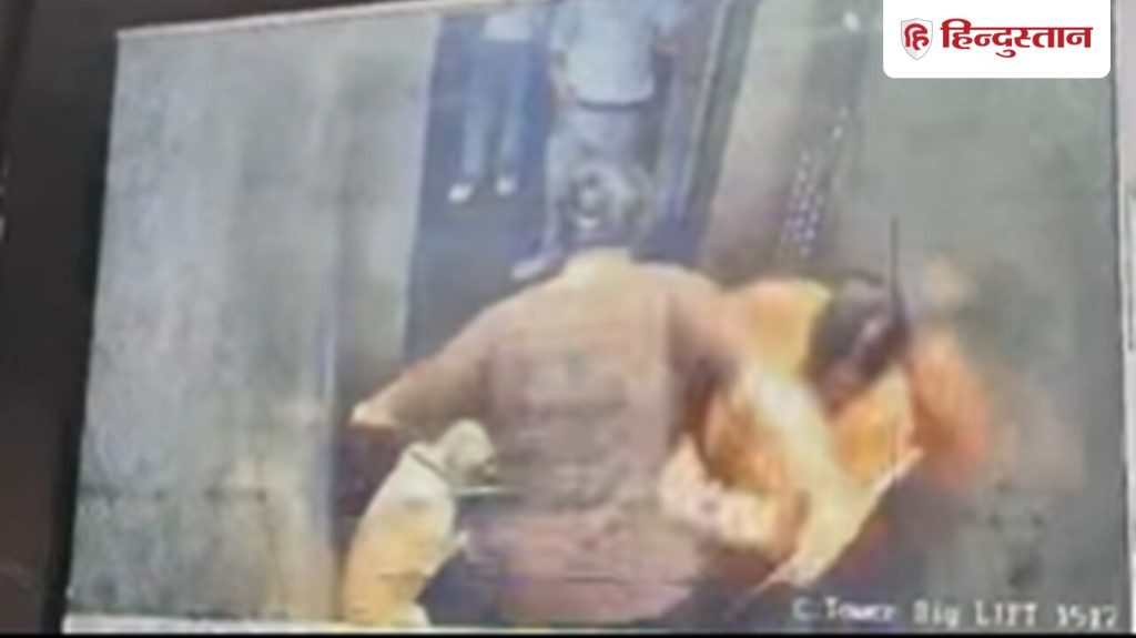 गाजियाबाद: लिफ्ट में कुत्ता ले जाने को लेकर 2 महिलाओं में जंग, मारपीट का VIDEO