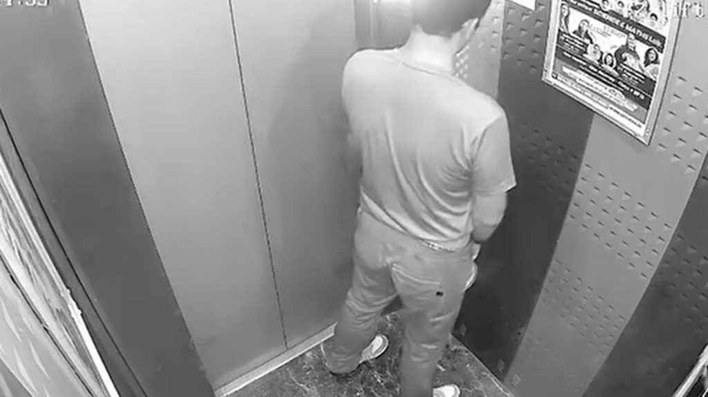 गाजियाबाद की सोसाइटी की लिफ्ट में शख्स की अशोभनीय हरकत, VIDEO वायरल