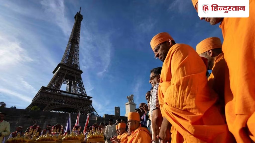 हिंदू ग्रुप की वजह से ड्यूटी से हटाई गईं महिलाएं, एफिल टावर के कर्मचारियों...