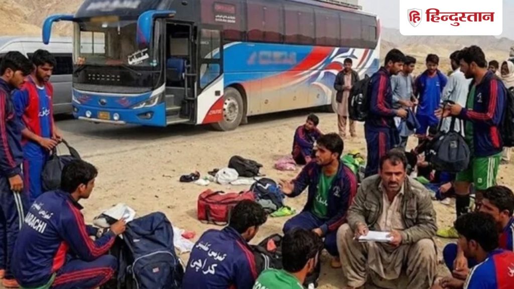 बंदूक की बट से मारा, पैसे छीन लिए... पाकिस्तान में बलूचिस्तान हाईवे पर कराची...