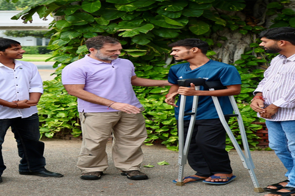 ‘હું આ યુવાનો સાથે ઉભો છું’, રાહુલ ગાંધી બિહારના વિદ્યાર્થી આંદોલનના ઘાયલોને મળ્યા 'मैं इन युवाओं के साथ खड़ा हूं', बिहार छात्र आंदोलन के घायलों से मिले राहुल गांधी