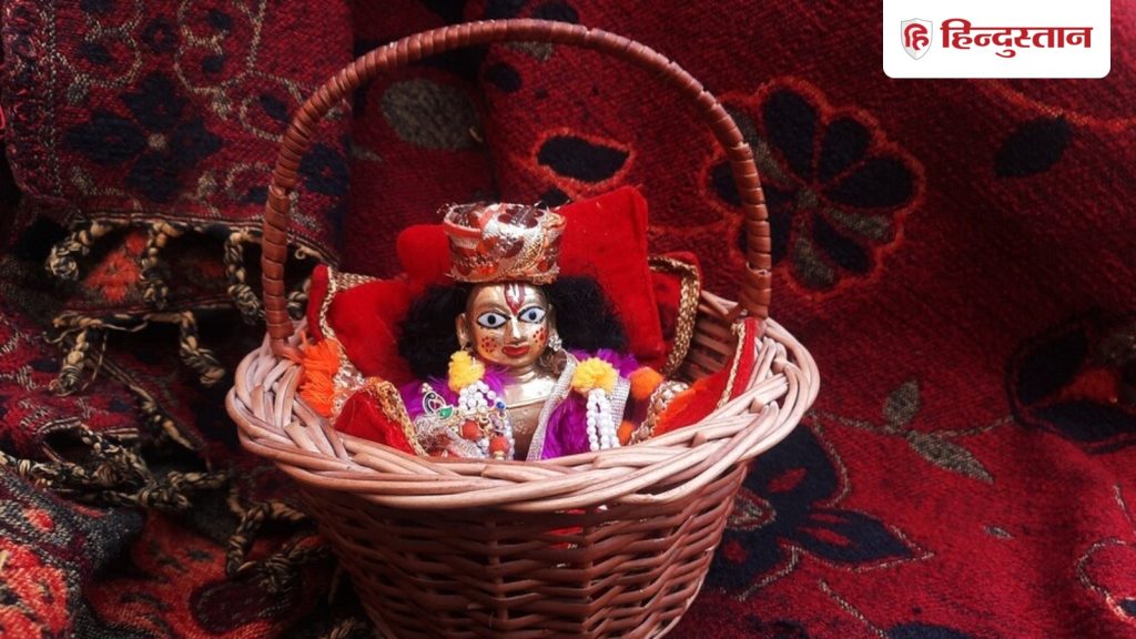 मौसम बदलते ही बदल जाएगा लड्डू गोपाल का शृंगार, गुलाब-मोगरे की जगह लगाएं ये...
