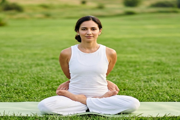 બદ્દા પદ્માસન એ પદ્માસનનું અદ્યતન સ્વરૂપ છે, તે પાચનથી લઈને કરોડરજ્જુ સુધીની દરેક વસ્તુ માટે રામબાણ છે. पद्मासन का एडवांस रूप है बद्ध पद्मासन, पाचन से लेकर रीढ़ तक के लिए है रामबाण