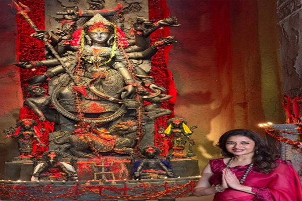 અભિનેત્રી ભાગ્યશ્રી શારદીય નવરાત્રિ પર મંદિરે પહોંચી, માતાના નવ સ્વરૂપોનું જણાવ્યું મહત્વ. शारदीय नवरात्र पर मंदिर पहुंचीं अभिनेत्री भाग्यश्री, मां के नौ रूपों का बताया महत्व