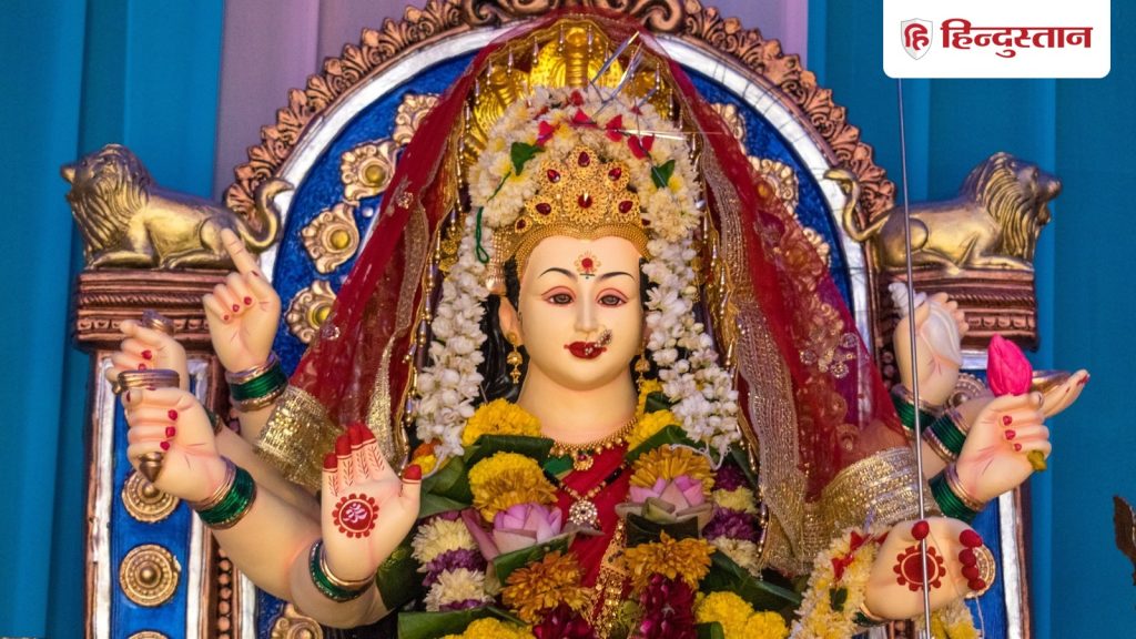 Maa Durga Aarti, दुर्गा जी की आरती: जय अम्बे गौरी, मैया जय श्यामा गौरी, तुमको निशदिन...